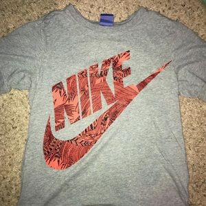 Nike women’s t shirt